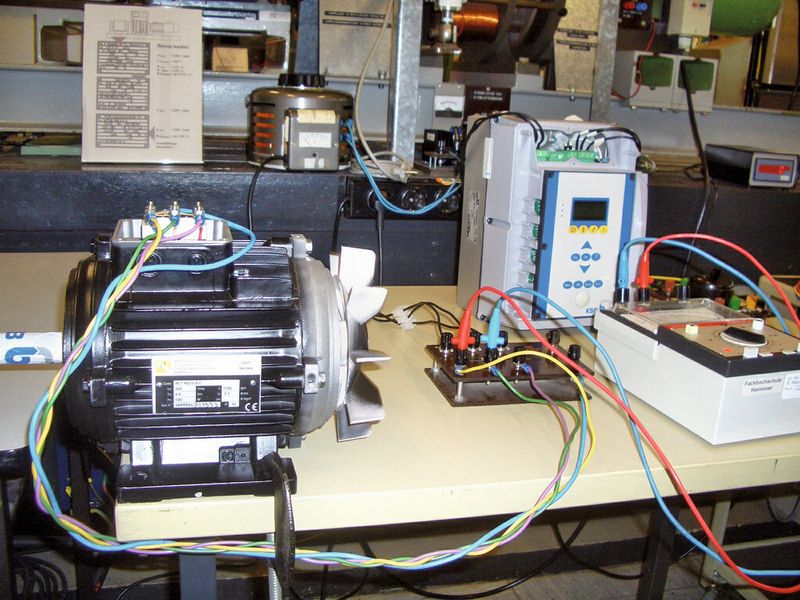 KSB-Frequenzumrichter Pump Drive und der Synchronreluktanzmotor (Supreme, Bemessungsleistung: 0,75 kW) auf dem Prüfstand in der Hochschule Hannover. (Brosch)