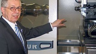 Johannes Respondek, Geschäftsführer der Generalvertretung WMS Werkzeugmaschinen Service und Vertriebs GmbH: „Unsere zyklengesteuerte Drehmaschine TUR 1350 MN verfügt über eine leistungsstarke Fräseinheit mit Y-Achse.“ Bild: Kuttkat (Archiv: Vogel Business Media)