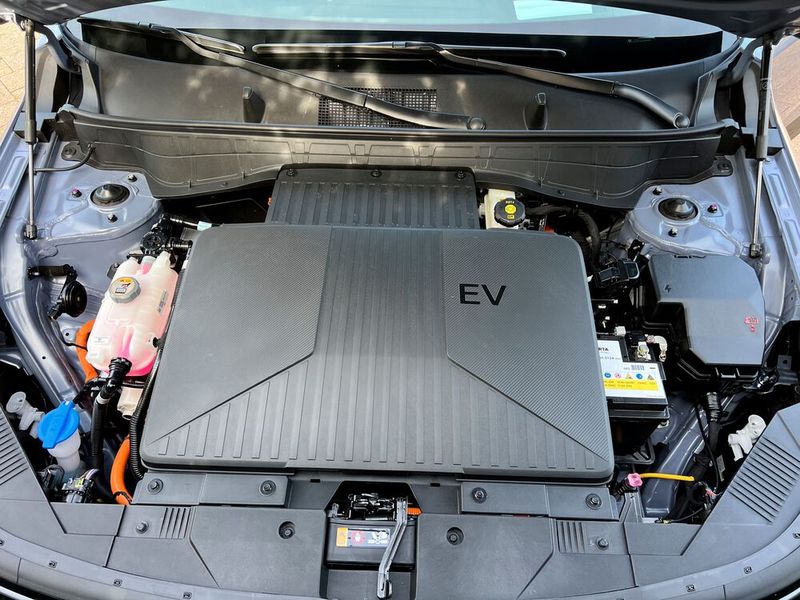 Unter der Fronthaube befindet sich eine Plastikwanne mit Deckel, die noch mal 27 Liter fasst, was für das Typ 2-Ladekabel ausreicht.  (Bild: Dirk Kunde)