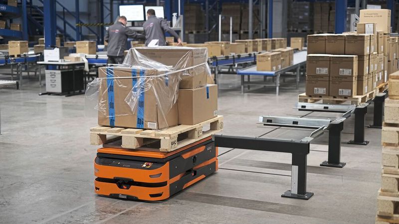Die mobilen Transportroboter unterfahren die einseitig geöffneten Kragarmregale und heben die beladenen Paletten anschließend millimetergenau an. (Bild: Safelog)