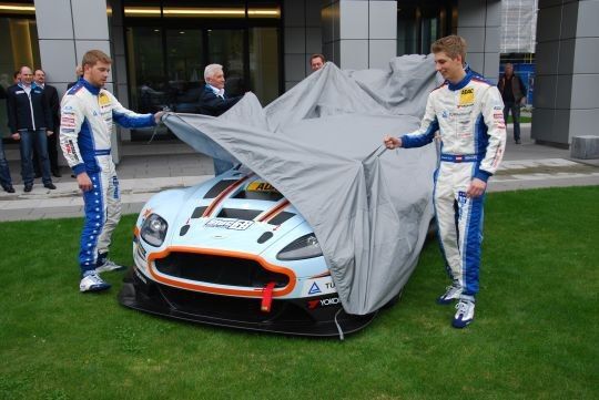 Ferdinand (li) und Johannes Stuck enthüllen ihren neuen Dienstwagen für die Saison 2012.  (Foto: Wenz)