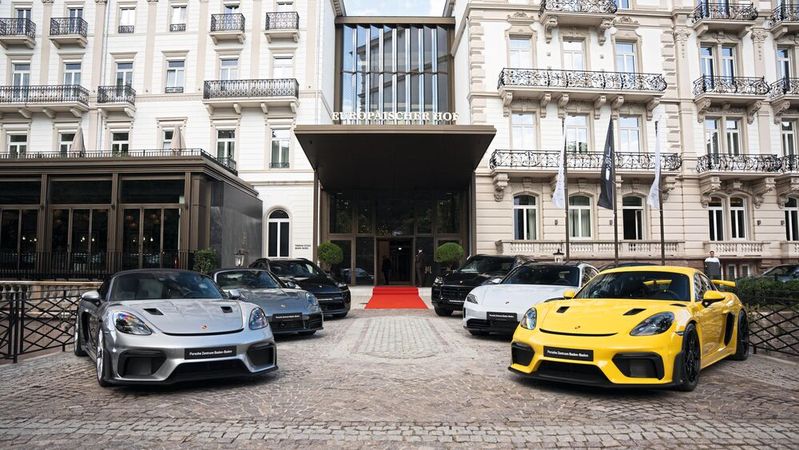 Das Vertriebsformat „Porsche Studio“ gibt es jetzt auch in Deutschland: Bauschatz & Gerstenmaier eröffnete in Baden-Baden den ersten Standort auf dem Heimatmarkt der Luxusmarke gemäß dem Konzept.(Bild:  Porsche AG)