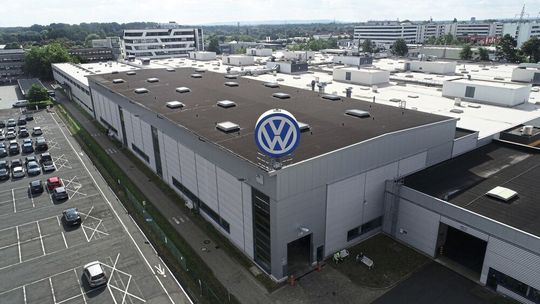 Blick über das Werk 2 des VW-Standorts Braunschweig, in dem Batteriesysteme gefertigt werden.(Bild:  Volkswagen AG)
