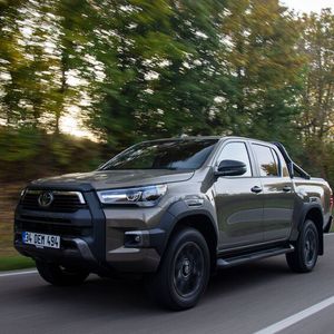 Aber mit seinen 5,33 Metern und einem Wendekreis von ausufernden 12,60 Metern (4x4 Version: 12,80 Meter) wird der Hilux nicht plötzlich ins hippe Szeneviertel der Großstadt wechseln.(Bild:  Toyota)