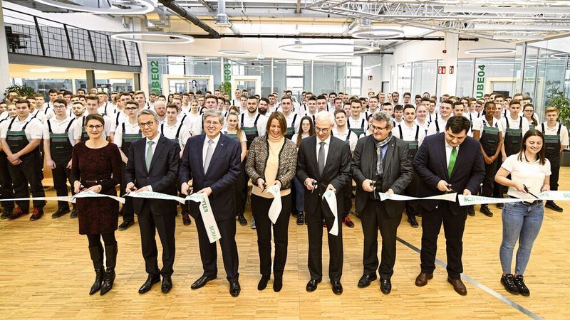 Die feierliche Eröffnung des Schaeffler-Ausbildungszentrums in
Schweinfurt: (v.l.) Theresia Nicola-Mann, Personalleiterin Standort Schweinfurt; Dr.
Stefan Spindler, Vorstand Industrie; Georg F. W. Schaeffler, Familiengesellschafter
und Aufsichtsratsvorsitzender der Schaeffler AG; Corinna Schittenhelm, Vorstand
Personal und Arbeitsdirektorin; Jürgen Ziegler, Regional CEO Europa; Jürgen
Wechsler, stellvertretender Aufsichtsratsvorsitzender; Petru-Catalin Scafaru, Werkleiter
Schweinfurt; Nicola Braun, Auszubildende zur Industriekauffrau. (Schaeffler)