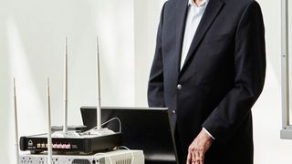 Für sein MIMO-Drahtlos-Übertragungsverfahren wurde Arogyaswami Paulraj mit seinem Team als Finalisten für den Europäischen Erfinderpreis 2016 in der Kategorie „Außereuropäische Staaten" nominiert. Die Auszeichnung wurde am 9. Juni in Lissabon vom Europäischen Patentamt (EPA) zum elften Mal verliehen. Gewinner war am Ende der amerikanische Chemieingenieur Robert Langer. Er erhielt den Preis für die bahnbrechende Erfindung von biologisch abbaubaren Kunststoffen, die starke Krebsmedikamente einkapseln und so eine neue Stufe der gezielten Verabreichung ermöglichen.  (Bild: info@heinztrollphotography.com)