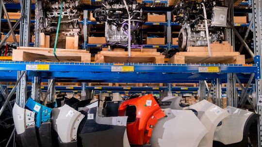 Ob Frontschürzen oder ganze Motoren - in Mirafiori warten verschiedenste Autoteile auf ein zweites Leben.(Bild:  Stellantis)