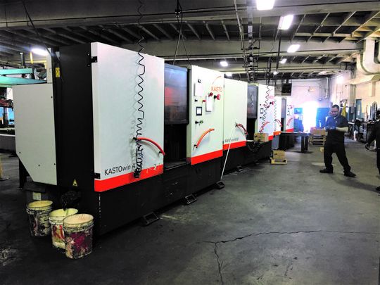 Bei Metal Cutting Service (MCS) in Kalifornien setzt man beim Sägen von Titan-, Superlegierungen bis hin zu Stahl und Aluminium auch auf die Bandsägesysteme der Kastowin-Baureihe. Erst kürzlich hat MCS in drei davon investiert, die Schnittbereiche von 460 bis 560 mm abdecken können.(Bild:  Kasto)