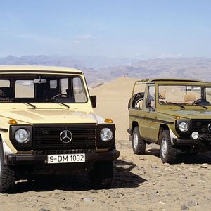 Typisch echter Geländewagen: Die Basis des G-Modells bildet ein Kastenrahmen, die Achsen sind starr, im Gelände nützlich sind die langen Federwege und die große Bodenfreiheit sowie zuschaltbare Differenzialsperren. Im Gelände zeigt die G-Klasse gute Leistungen, sodass das Auto nicht nur unter Offroad-Freunden Käufer findet.(Bild:  Mercedes-Benz)