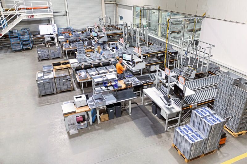Das neue Logistikzentrum der Handtmann Maschinenfabrik ist mit vier Ware-zur-Person-Kommissionierplätzen und einem Pick-to-Light-System ausgestattet. (Bild: Dematic)