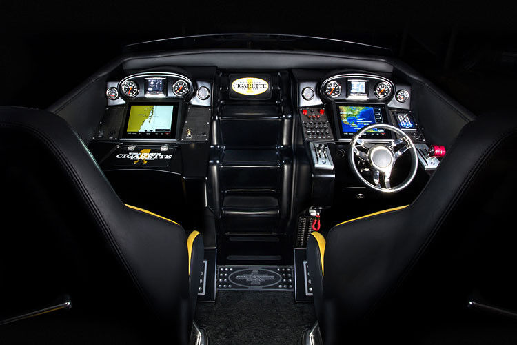 Die Benutzeroberfläche bietet moderne Technik, darunter Bluetooth Kommunikation, computergestützte Steuerung, vier hochauflösende Displays, Navigation sowie eine Audioanlage. (Foto: Daimler)