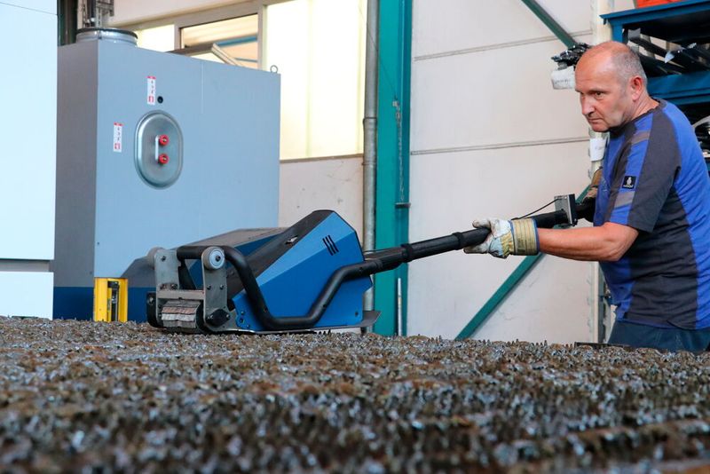 Schlacke vom Laserschneiden ist besonders hart! Hans-Jürgen Kowalski setzt, um diese zu entfernen, regelmäßig den neuesten Auflageleistenreiniger Trutool TSC 200 von Trumpf ein.  (Bild: Trumpf)