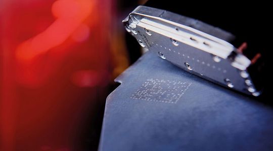 Schub für die Digitalisierung in der Metallverarbeitung! Das Fraunhofer-IKTS und Sinodis Technologies haben es jetzt per keramischer Tinte geschafft, Metallteile sicher mit Datencodes zu versehen, auch wenn diesen noch eine Ofenbehandlung bei über 1.000 °C bevorsteht.(Bild:  Sinodis Technologies)