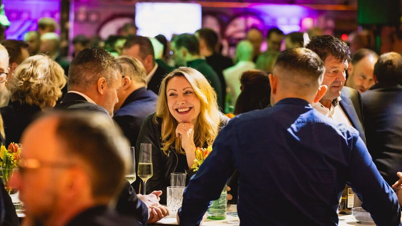 Den weiteren Verlauf des Abends nutzten die Teilnehmer für gute Gespräche. (Bild: Stefan Bausewein)