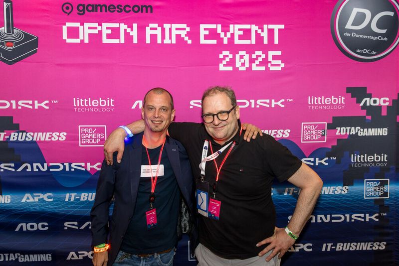 (l.) Felix Bechmann (Label-the-cable) und Robert Schenker (r., Schenker) haben schon einige internationale Messen zusammen überstanden. (Bild: Stefan Paulus)
