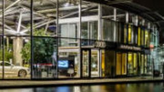 Der Audi-Betrieb Heinz Nauen ist bei Tag und Nacht ein Blickfang. (Foto: Nauen)