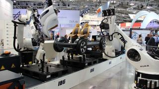 Flexible Fahrzeug-Montagezelle von IBG auf der Automatica 2014. (Bild: Kroh)