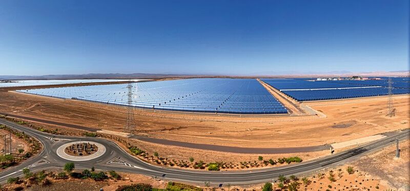 Grüner Strom für grünen Wasserstoff: Die beiden Solaranlagen Noor 1 und Noor 2 im Bild sind Teil des Kraftwerks im marokkanischen Quarzazante. Aktuell besteht die Anlage aus vier Feldern, eines davon ein Sonnenwärmekraftwerk. Die Gesamtleistung beträgt 580 Megawatt.
