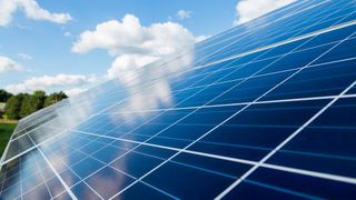 Photovoltaik: Experten schätzen die jährlich produzierte Modulfläche für das Jahr 2100 auf 12.000 bis 22.000 km². (Clipdealer)