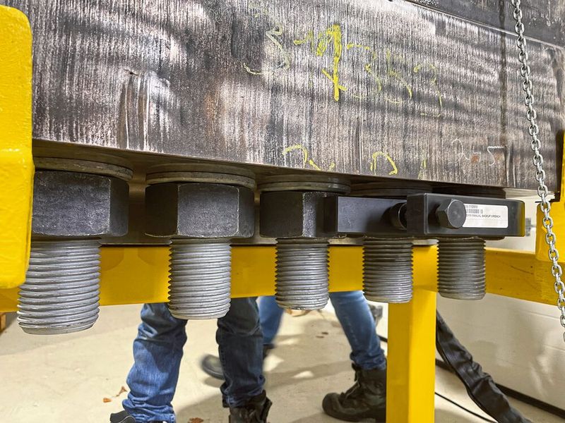 Mächtige M72 HV-Schrauben-Garnituren verbinden Turm und Gründung der Offshore-Windkraftanlagen. (Bild: Hytorc)