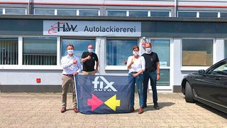 (v. li.) Roy de Lange, Geschäftsführer Fix Auto Deutschland, Fix-Auto-Betriebsberater Christoph Rosemeier, Sabine Kugel-Hartmann und Michael Hartmann, beide Geschäftsführer der H&W GmbH Karosserieinstandsetzung, die künftig als Fix Auto Idstein auftreten wird. (Fix Auto)