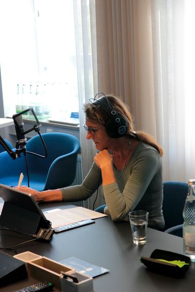 „Ein fundiertes Verständnis aller Disziplinen der Pharma ist der Schlüssel, um ein übergreifendes Dekarbonisierungskonzept zu entwickeln und auch in die Praxis umzusetzen.“ - Anke Geipel-Kern, leitende PROCESS-Redakteurin im Gespräch mit Hans Eder, Associate Director bei Zeta (Bild: PROCESS)