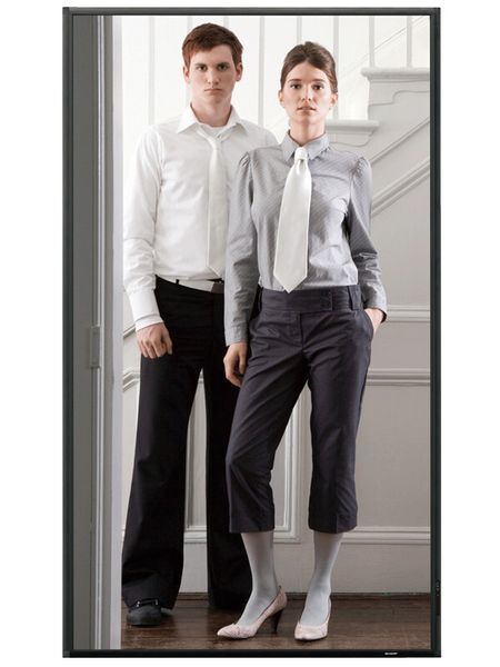 Mit 90 Zoll Bilddiagonale kann das Large Format Display PN-R903 Menschen mit normaler Statur in Lebensgröße darstellen. (Bild: Sharp)