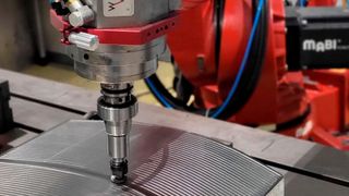 Hochpräzise Oberflächenbearbeitung mit Hilfe eines Roboters: Eine Ausgleichseinheit hält Anpresskraft und Abtrag beim Schleifen von Freiformflächen konstant. (Bild: Fraunhofer IWU)