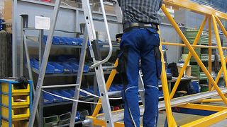 Praktisch und besonders sicher: Die Aluminium-Stehleiter verfügt über zwei Handläufe. (Bild: Günzburger Steigtechnik)