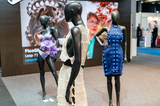 Kreative Kleidungsstücke, die für die 3D Pioneers Challenge 2024 eingereicht wurden.(Bild:  Christian Seeling)