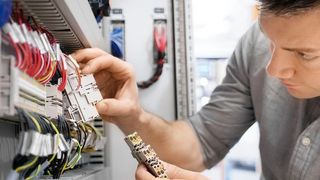 Installieren: Wie effizient ein Herstellungsprozess ist, hängt vor allem von den Verdrahtungsaufwendungen ab. Genau hier setzt die Push-In-Anschlusstechnologie an. (Weidmüller)