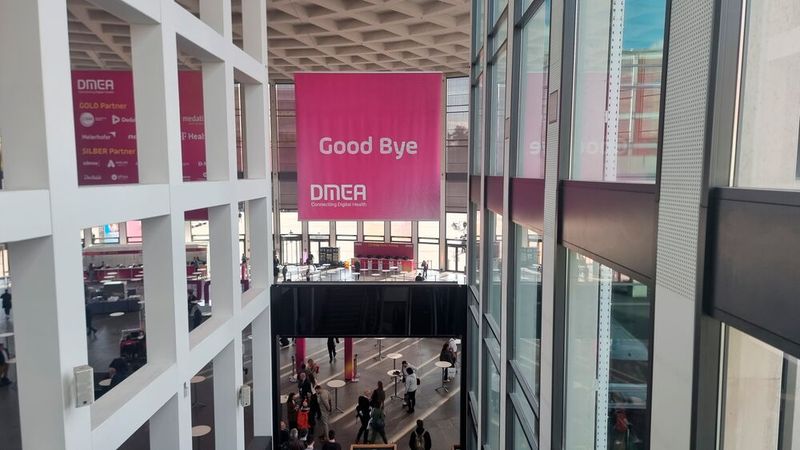 Die DMEA 2027 wechselt in die Münchener Messe und findet damit erstmals in der bayerischen Landeshauptstadt statt. Bundesgesundheitsministerin Nina Warken hat bereits der Schirmherrschaft für das nächste Jahr zugestimmt und hält erneut die Eröffnungskeynote. (Bild: @ Serina Sonsalla)