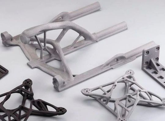 These components are used in drones. Drones are an inexpensive weapon that the Ukrainian military also uses in large quantities. Who would have thought that a volunteer group called Drukarmija in Germany would additively manufacture important components for this? ...(Source:  Teresont)