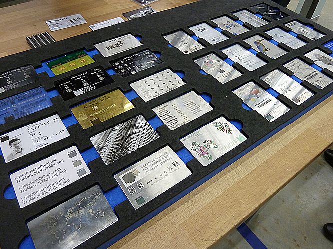 Ein Überblick zum Anfassen: Mit den Laserbeschriftungsgeräten von Trumpf ist eine vielfältige Materialpalette beschriftbar. (Kuhn)
