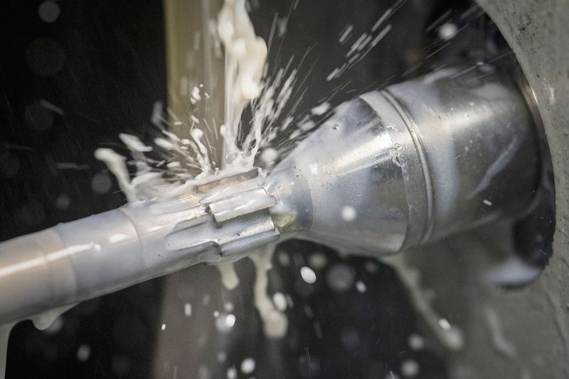 Nachdem Löten wird auf den Mikrometer genau der Durchmesser geschliffen. (Thomas Entzeroth)