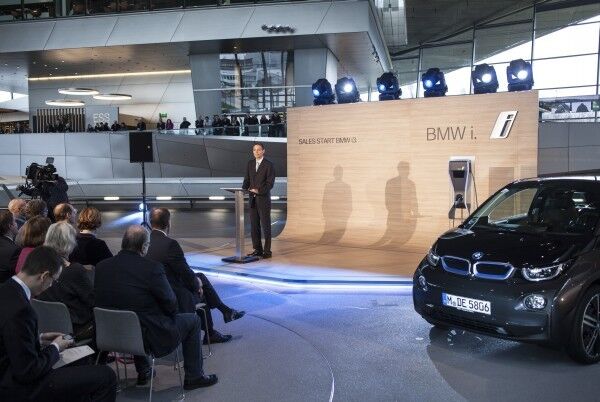 Roland Krüger, Leiter Vertrieb Deutschland der BMW Group, bei der feierlichen Übergabe der ersten BMW i3 in Kundenhand in der BMW Welt (Bild: BMW)
