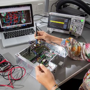 Quantensensoren ermöglichen Messungen in einer Genauigkeit, die technisch bislang nicht möglich war. Hier überprüft eine Mitarbeiterin von QANT die elektronische Signalverarbeitung.(Bild:  Trumpf)