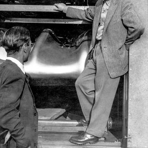 Foto vom Großen Preis von Frankreich in Reims, 4. Juli 1954, am Renntransporter mit Kofferaufbau auf Basis des Mercedes-Benz O 3500. Im Renntransporter der neue Mercedes-Benz Formel-1-Rennwagen W 196 R mit Stromlinienkarosserie.(Bild:  Mercedes-Benz AG)