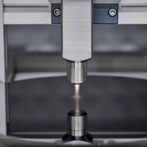 Plasmatreat finden Sie in Halle A2, Stand 445: Auf der productronica präsentiert Plasmatreat sein umfassendes Spektrum an Openair-Plasma-Lösungen für die Elektronikfertigung und Halbleiterfertigung – von der Leiterplattenbestückung und -beschichtung bis hin zur Behandlung von Leadframes und Powermodulen.(Bild:  Plasmatreat)