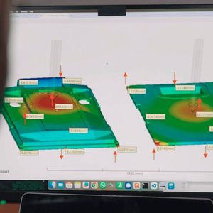 Die Xometry-Experten bei der Konstruktion des Deckels für die „Saftkiste“ von Batterieschmiede. Hier wird das Verhalten der Kunststoffschmelze im Spritzgießwerkzeug untersucht. (Bild:  Xometry)