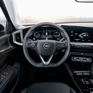 Im Innenraum fällt der Blick des Fahrers zunächst auf zwei Displays.(Bild:  Opel)