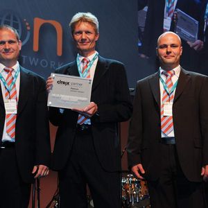 Freude bei Net On über den neuen Platin-Status (v.l.): Christoph Link, Technischer Leiter, Oliver Büring, Geschäftsführer, und Marc Biehl, Vertrieb.