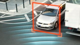 Der neue Kreuzungsassistent im Volvo XC90 bremst automatisch, wenn der Fahrer beim Abbiegen in den Gegenverkehr zu steuern droht. (Foto: Volvo)