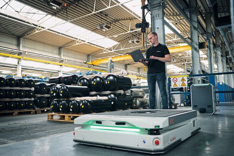 Mobile Roboter, speziell AMR-Plattformen, revolutionieren die moderne Intralogistik. Sie zeichnen sich durch vollständig autonome Navigation ohne feste Infrastruktur aus.  (Bild: Kuka)
