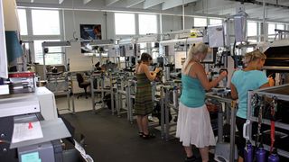 Lean Production: An diesen Arbeitsstationen können bis zu drei Mitarbeiter gleichzeitig arbeiten. (SMM)