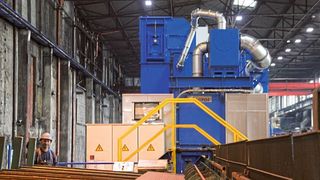 Mit der neuen Strahlanlage von Agtos kann das Stahlwerk Annahütte seine Stahlstäbe besser entzundern. (Itasse)