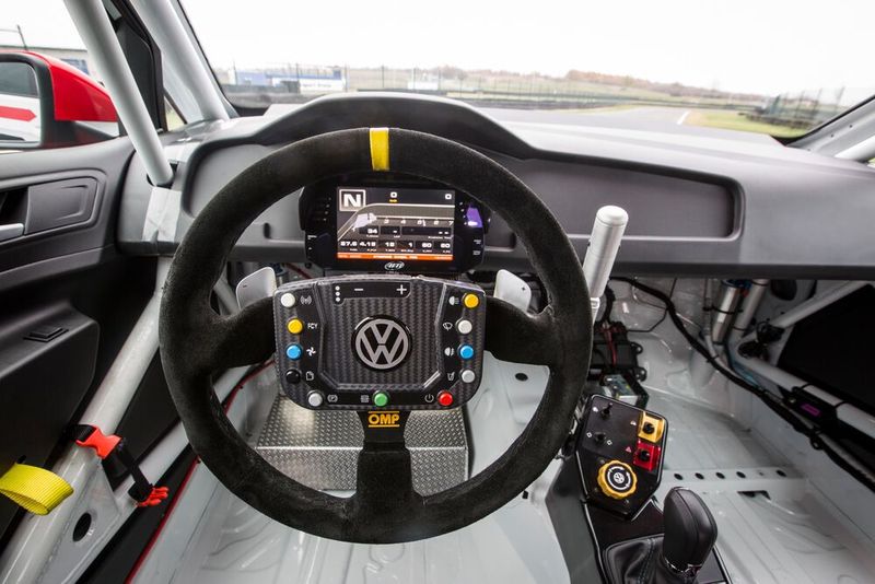 Der Innenraum fällt spartanisch aus. Das Lenkrad erinnert an einen Playstation-Controller.  (Bild: VW Motorsport)