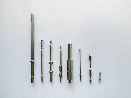 Diverse Werkstücke, mit komplexer Geometrie, fertig  geschliffen aus dem Vollen.(Bild:  Tschudin)