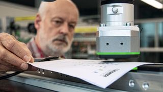 NearFi ermöglicht eine kontaktlose Energie- und Datenübertragung sogar durch nicht-metallische Materialien hindurch. (Bild: Phoenix Contact)