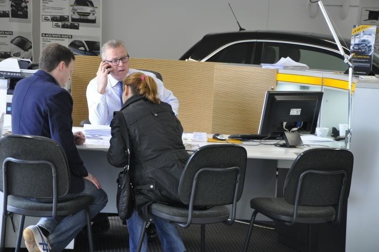 Bei Ebbinghaus Automobile greift der Verkäufer gerne mal zum Telefonhörer, um für seine Kunden Informationen einzuholen. (Foto: Richter)